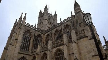Bath Abbey, muhteşem hayran kasalarıyla, Kral Edgar 'ın MS 973' te taç giyme töreninin yapıldığı yer ve güzel vitraylı pencereleriyle ünlüdür..