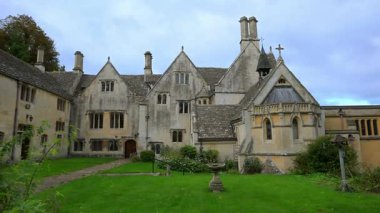 Prinknash Manastırı, Cranham, Gloucstershire 'da St. Benedict' in kurallarına uyan bir manastır topluluğuna ev sahipliği yapar..