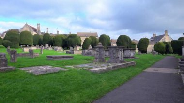 Aziz Mary Kilisesi, İngiltere Kilisesi 'nin Anglo-Katolik geleneği içinde ve kilise bahçesindeki çoklu porsuk ağaçları ile ünlüdür..