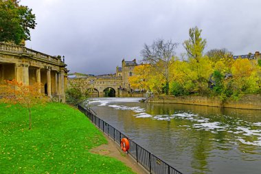 Avon Nehri Bath boyunca akar ve şehrin belirleyici bir özelliğidir. Kennet ve Avon Kanalı 'nın birleştiği yer olan Bath' dan geçer..