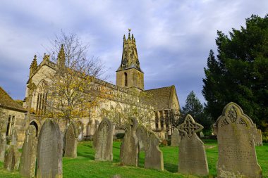 Kutsal Üçlemeci Kilisesi, İngiltere, Stroud, Gloucestershire 'daki Minchinhampton' da 27 Ekim 2025 Pazartesi günü güzel bir sonbahar ışıltısına sahiptir..