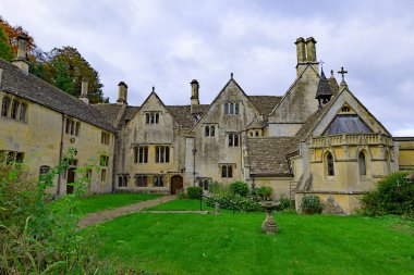 Prinknash Abbey, Cranham, Gloucester, Gloucestershire, İngiltere, 27 Ekim 2025 Pazartesi günü ziyaret etmek için bir kilise sunar..