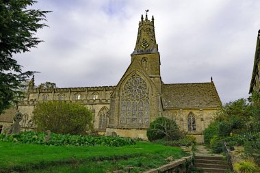 Kutsal Üçlemeci Kilisesi, İngiltere, Stroud, Gloucestershire 'daki Minchinhampton' da 27 Ekim 2025 Pazartesi günü güzel bir sonbahar ışıltısına sahiptir..