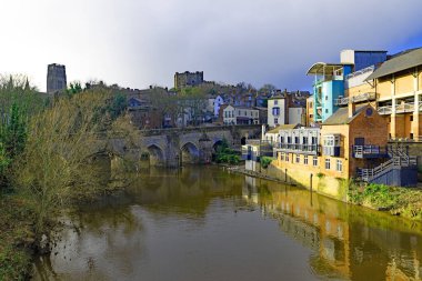 Durham, İngiltere 'nin kuzeydoğusunda prestijli bir katedral, kale ve zengin bir dini tarihi de içeren çarpıcı bir Unesco Dünya Mirası sahası olan bir şehirdir..