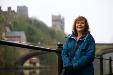 Durham, İngiltere 'nin kuzeydoğusunda prestijli bir katedral, kale ve zengin bir dini tarihi de içeren çarpıcı bir Unesco Dünya Mirası sahası olan bir şehirdir..