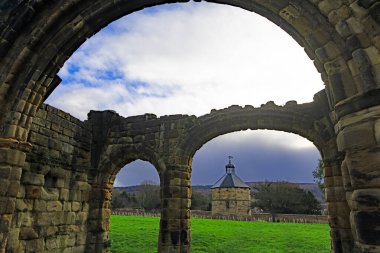 Guisborough Manastırı, Guisbrough, Kuzey Yorkshire 'da bulunan bir Augustinian manastır kilisesinin dramatik bir harabesidir. Dovecote 14. yüzyılda inşa edildi..