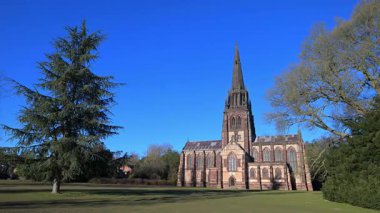 Mavi bir gökyüzü günü, Aziz Meryem Kilisesi 'nin yanında, Clumber Park, Worksop, Nottinghamshire' da, 4 Ocak 2026 Pazar günü.