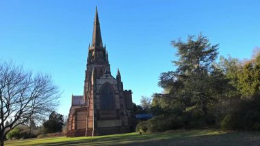 Mavi bir gökyüzü günü, Aziz Meryem Kilisesi 'nin yanında, Clumber Park, Worksop, Nottinghamshire' da, 4 Ocak 2026 Pazar günü.