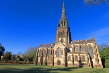 Mavi bir gökyüzü günü, Aziz Meryem Kilisesi 'nin yanında, Clumber Park, Worksop, Nottinghamshire, İngiltere' de, 4 Ocak 2026 Pazar günü.