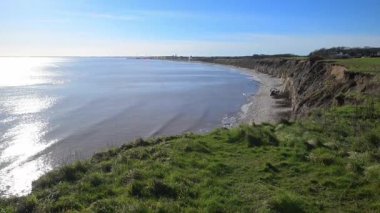 Muhteşem mavi bir gökyüzünü yakalamak, Şubat ayında Kanalizasyon Kayalıkları 'nın tepelerinden süzülen ve dalgalanan suların arzusu..