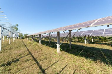 Mavi gökyüzü arkaplanındaki güneş paneli. Güneş pili çiftliğinin manzarası. Daha iyi bir gelecek için temiz teknoloji.