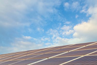 Mavi gökyüzü arkaplanındaki güneş paneli. Güneş pili çiftliğinin manzarası. Daha iyi bir gelecek için temiz teknoloji.