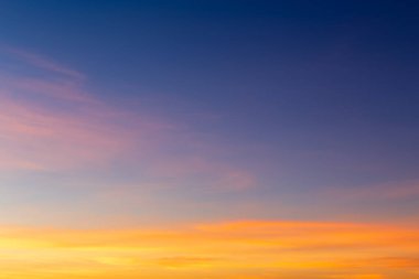 Güzel gökyüzü. Akşam alacakaranlık gökyüzünde bulutlar. Alacakaranlık vaktinde renkli gökyüzü.