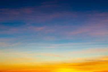 Güzel gökyüzü. Akşam alacakaranlık gökyüzünde bulutlar. Alacakaranlık vaktinde renkli gökyüzü.