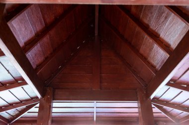 Endüstriyel binanın çatısı, endüstriyel binaların çatısı. Çatı endüstrisinin yapısı. Çelik yapılar ve ampullerin arka planı ve dokusu.