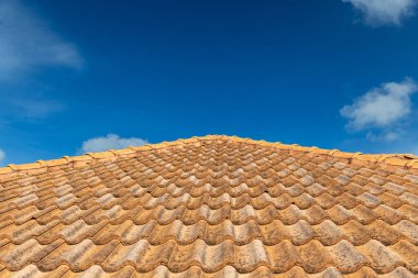 Kahverengi kil çatı kiremitlerini kapatın. Kırmızı, eski, kirli çatı. Eski çatı kiremitleri. İnşaat malzemeleri bir ev inşa ediyor..