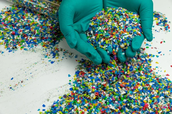 Yeşil Eldivenli Ezilmiş Plastik Plastiğin Yeniden Kullanımı Polimer Boncuklar Plastik — Stok fotoğraf