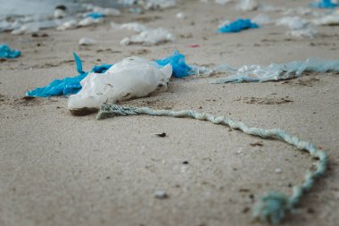Sahilde çöp. Kirli deniz kumları. Sahilde çöp. Plastik şişe. Dünyayı sev. Plajların ve denizin kirliliği