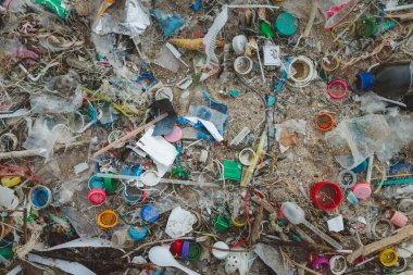 Sahilde çöp. Kirli deniz kumları. Sahilde çöp. Plastik şişe. Dünyayı sev. Plajların ve denizin kirliliği