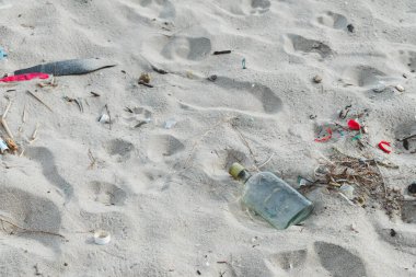 Sahilde çöp. Kirli deniz kumları. Sahilde çöp. Plastik şişe. Dünyayı sev. Plajların ve denizin kirliliği