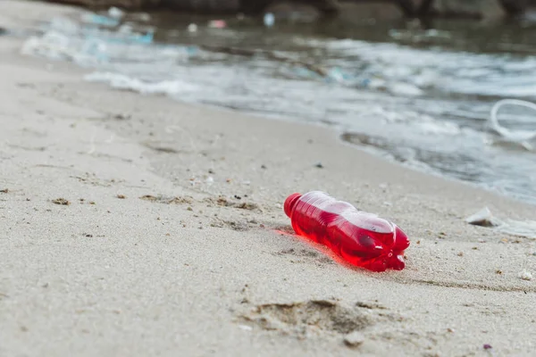 海滩上的垃圾肮脏的海砂 海滩上的垃圾塑料瓶 爱这个世界 海滩和海洋污染 — 图库照片