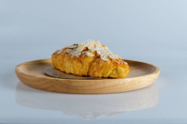 Lezzetli kruvasanlar ve ahşap tabakta kahve fincanı. Yeni pişmiş..