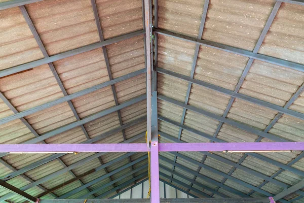 Dachkonstruktion Aus Stahl Mondscheinlampe Stahlkonstruktion Mit Dachziegeln Architektonische Struktur Des — Stockfoto