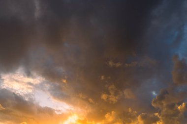 Güzel gökyüzü. Akşam alacakaranlık gökyüzünde bulutlar. Alacakaranlık vaktinde renkli gökyüzü.