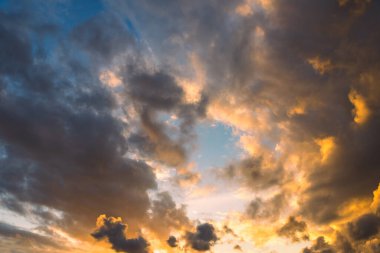Güzel gökyüzü. Akşam alacakaranlık gökyüzünde bulutlar. Alacakaranlık vaktinde renkli gökyüzü.