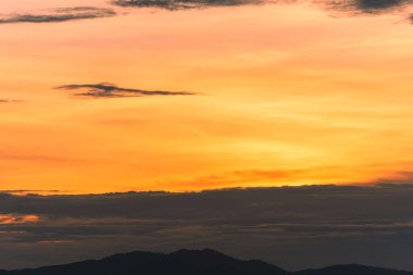 Güzel gökyüzü. Akşam alacakaranlık gökyüzünde bulutlar. Alacakaranlık vaktinde renkli gökyüzü.
