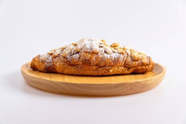 Lezzetli kruvasanlar ve ahşap tabakta kahve fincanı. Yeni pişmiş..