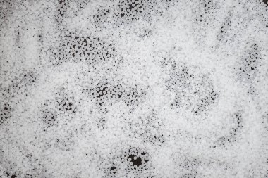 Ahşap arka planda beyaz plastik boncuklar polimer reçine, polimer palet petrokimyasal fabrikalardan alınmış ürünler. granüller polimer,