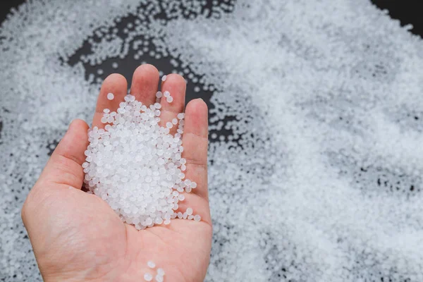 Weiße Plastikperlen Auf Holzgrund Polymerperlen Oder Polymerharz Polymerpaletten Produkte Aus — Stockfoto