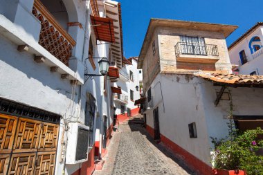 Meksika, Santa Prisca Kilisesi yakınlarındaki tarihi şehir merkezinde Taxco kaldırım taşı sokakları.