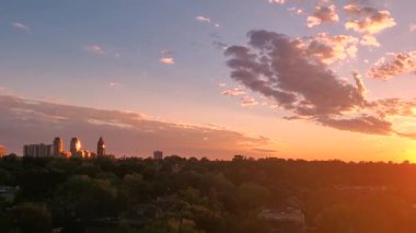 Toronto semalarında ve Eglinton ve Forest Hill yerleşim alanlarında orta ve üst sınıf ailelerin yanı sıra Ontario müteahhitlerinin imrendiği panoramik zaman atlaması.