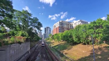 Toronto Ulaşım Komisyonu (TTC) Yonge Üniversitesi sınırında yeni yükseltilmiş trenler