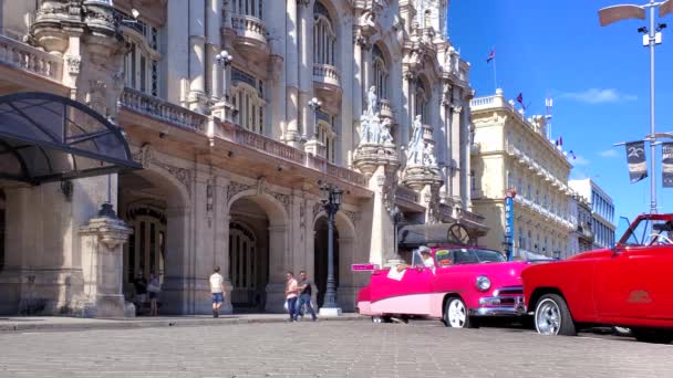 Berühmte Bunte Taxis Havanna Warten Darauf Dass Touristen Einem Oldtimer — Stockvideo