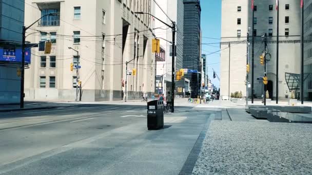 Des Piétons Quartier Financier Toronto Traversent Une Intersection Achalandée Trouvent — Video