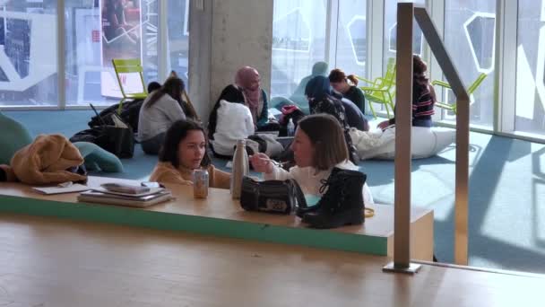 토론토 다운타운 캠퍼스에 라이슨 대학교 건물에서 시간에 일하는 학생들 — 비디오