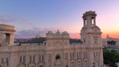Tarihi şehir merkezinde Eski Havana ve renkli Eski Havana sokaklarının panoramik manzarası (Havana Vieja)