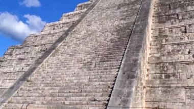 Chichen Itza, Maya 'nın en büyük şehirlerinden biri, Maya halkı tarafından inşa edilmiş büyük bir Kolombiya öncesi şehir. Arkeolojik alan Meksika 'nın Yucatan eyaletinde yer almaktadır. 