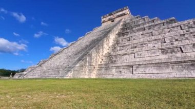 Chichen Itza, Maya 'nın en büyük şehirlerinden biri, Maya halkı tarafından inşa edilmiş büyük bir Kolombiya öncesi şehir. Arkeolojik alan Meksika 'nın Yucatan eyaletinde yer almaktadır. 
