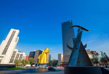 Mexico City, Mexico-10 Mart 2020 Torre Caballito ve Paseo de Reforma Bulvarı yakınlarındaki Landmark El Caballito Anıtı