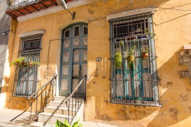 Paseo El Prado ve Capitolio yakınlarındaki tarihi şehir merkezinde Havana Vieja 'da manzara renkli Eski Havana caddeleri.