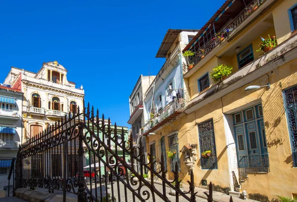 Színes régi Havanna utcák a történelmi belvárosban - Havanna Vieja - Paseo El Prado és Capitolio közelében. — Stock Fotó