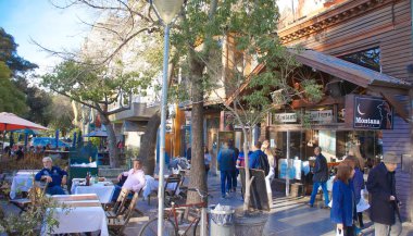 Buenos Aires 'teki La Recoleta caddeleri, ünlü sokak kafeleri ve restoranların bulunduğu bir sosyal merkez.