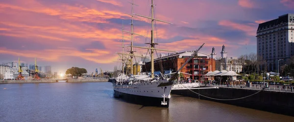 Buenos Aires, Barrio Escénico Puerto Madero, ribera del Río De La Plata — Foto de Stock