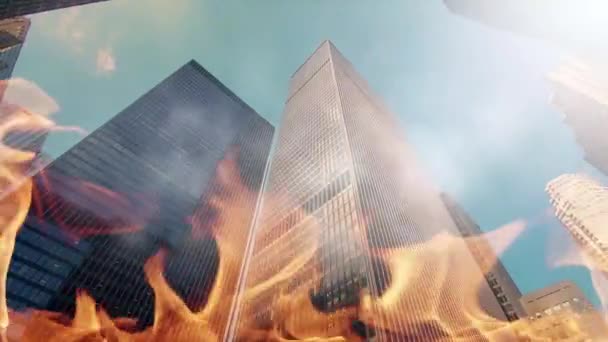 Φωτιά σε κτίριο με γραφεία που βρίσκονται σε πολλαπλούς ορόφους και ορατά τμήματα καπνού — Αρχείο Βίντεο