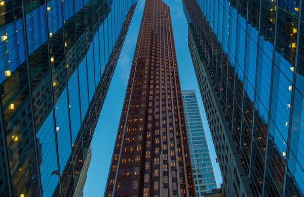 Scène Toronto quartier financier skyline dans le centre-ville près de Bay et King intersection, Bourse et place bancaire — Photo