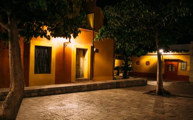 Oaxaca, Meksika, eski şehir sokakları ve tarihi şehir merkezinde renkli koloni binaları